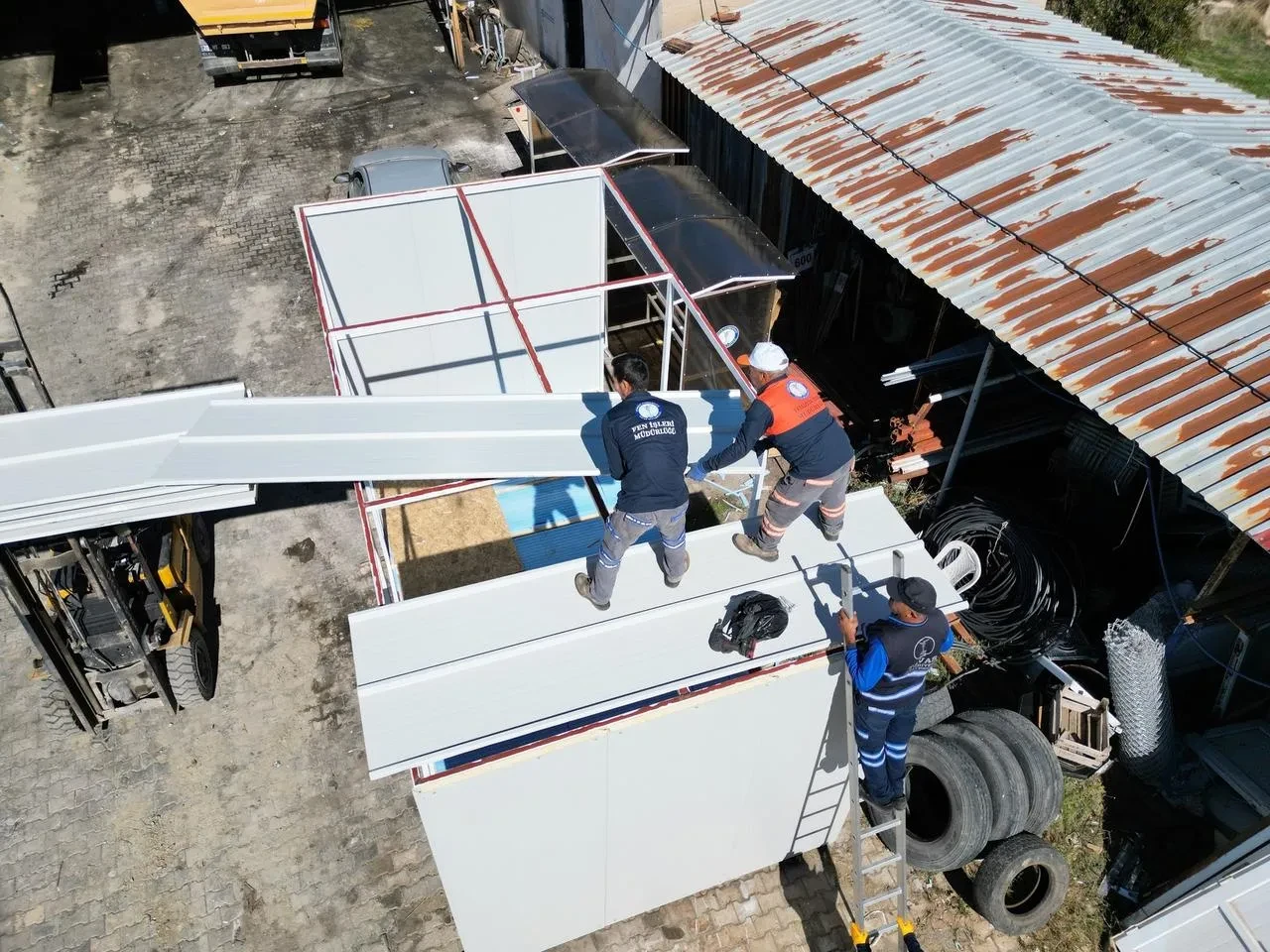 Tavas Belediyesi konteyner ve otobüs duraklarını kendisi üretiyor