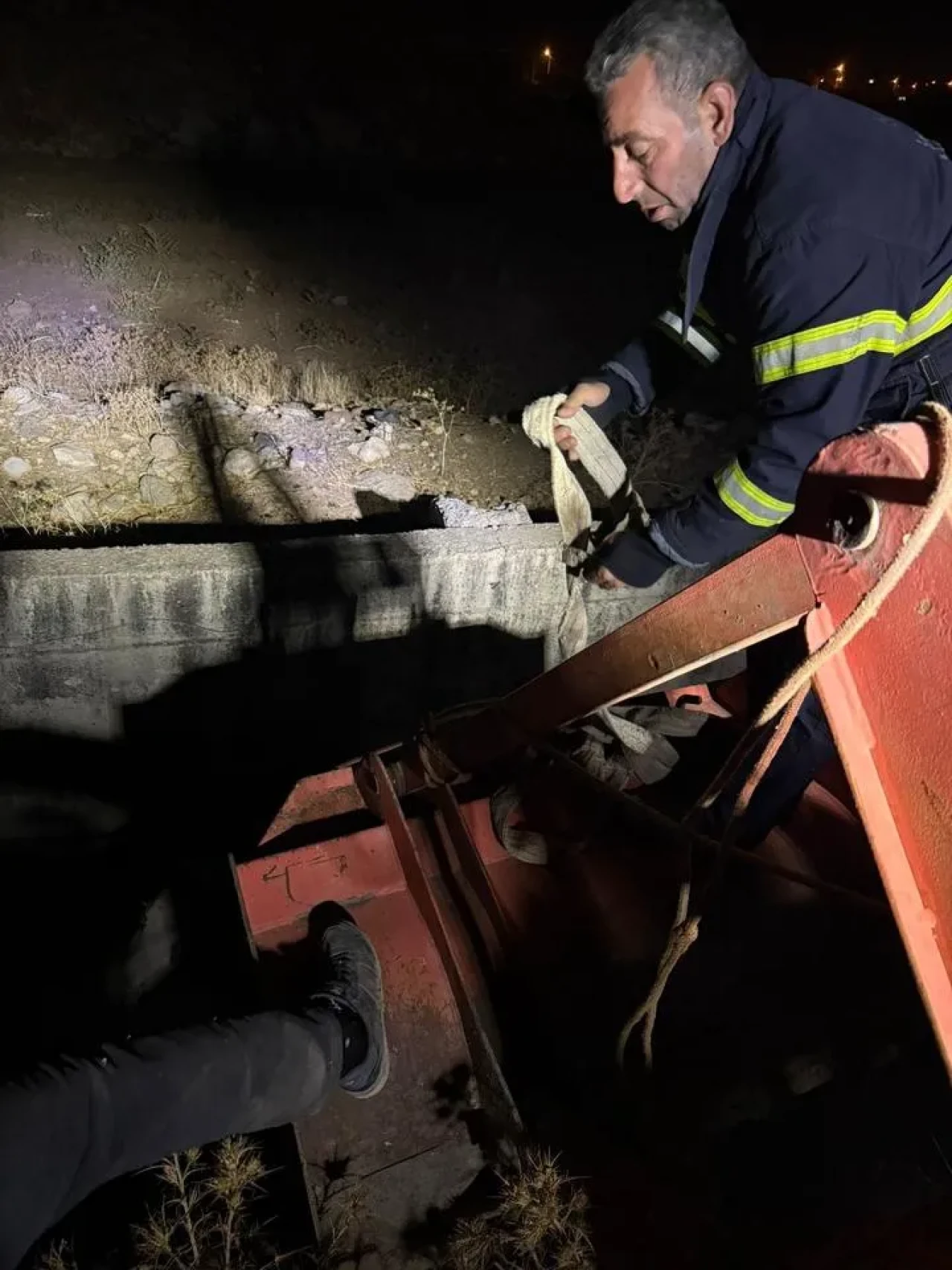 Siirt'te kanala düşen inek itfaiye ekipleri tarafından kurtarıldı