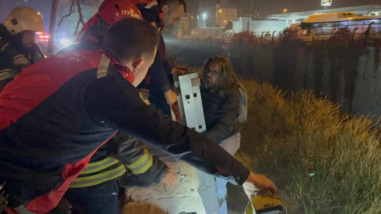 Kayseri'de otomobil kanala uçtu sürücü merdivenle kurtuldu