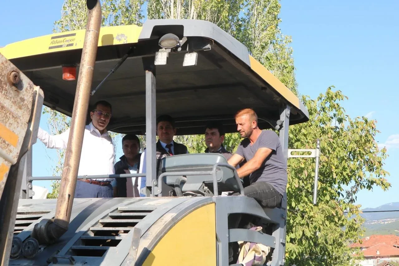 Gediz'in Arıca Köyü'nde yol asfalt ve genişletme çalışmaları tamamlandı