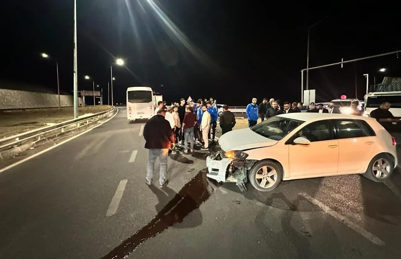 Elazığspor Otobüsü ile Otomobil Çarpıştı Bir Kişi Yaralandı