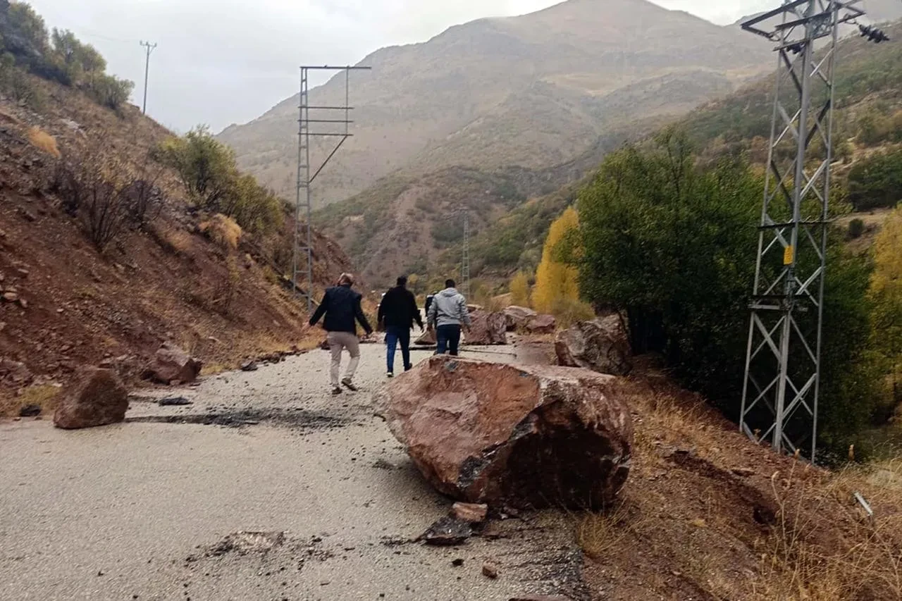 Van’ın Çatak ilçesinde yağışlar nedeniyle yola kaya parçaları düştü