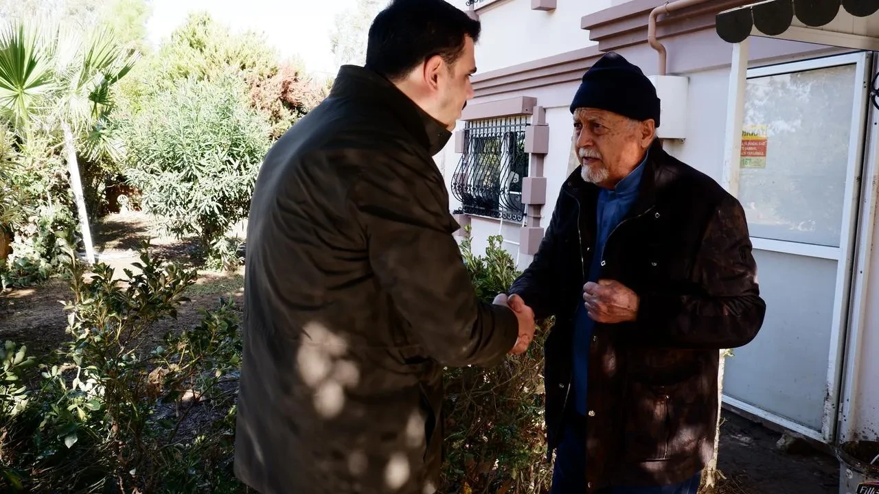 Eyyüp Kadir İnan Foça'daki sel bölgelerini ziyaret etti