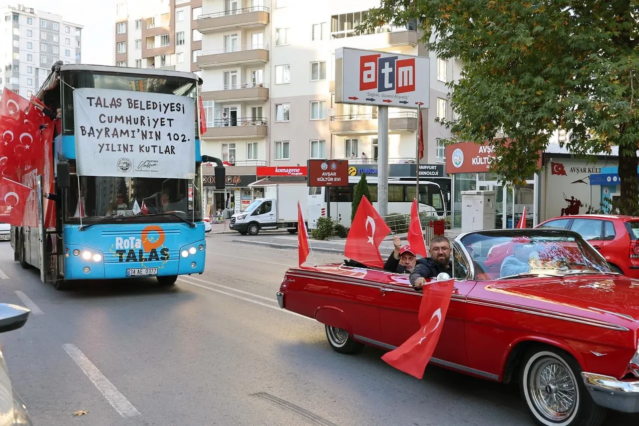 Talas'ta klasik araçlarla Cumhuriyet Bayramı coşkusu yaşandı
