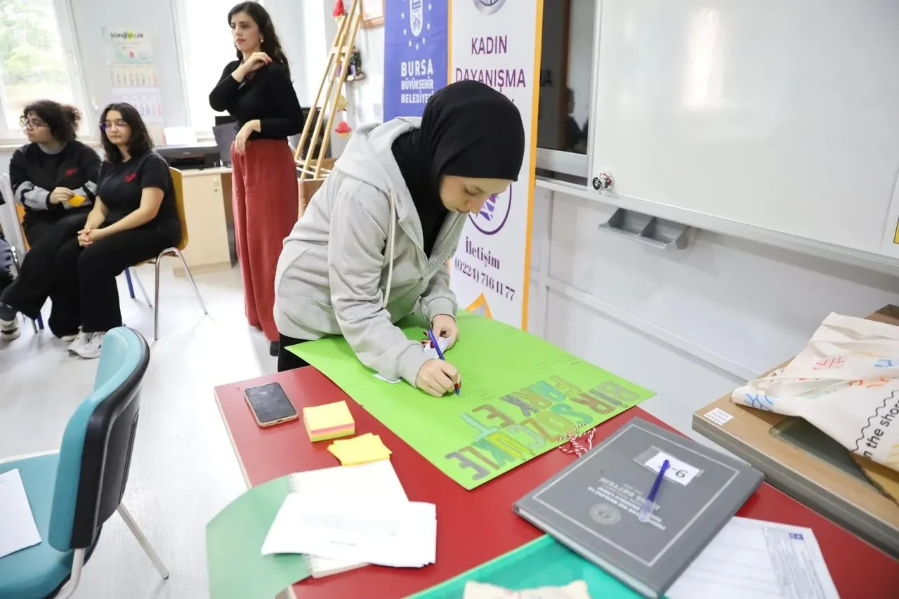 Bursa Büyükşehir Belediyesi lise öğrencilerine kadına şiddet eğitimi verdi