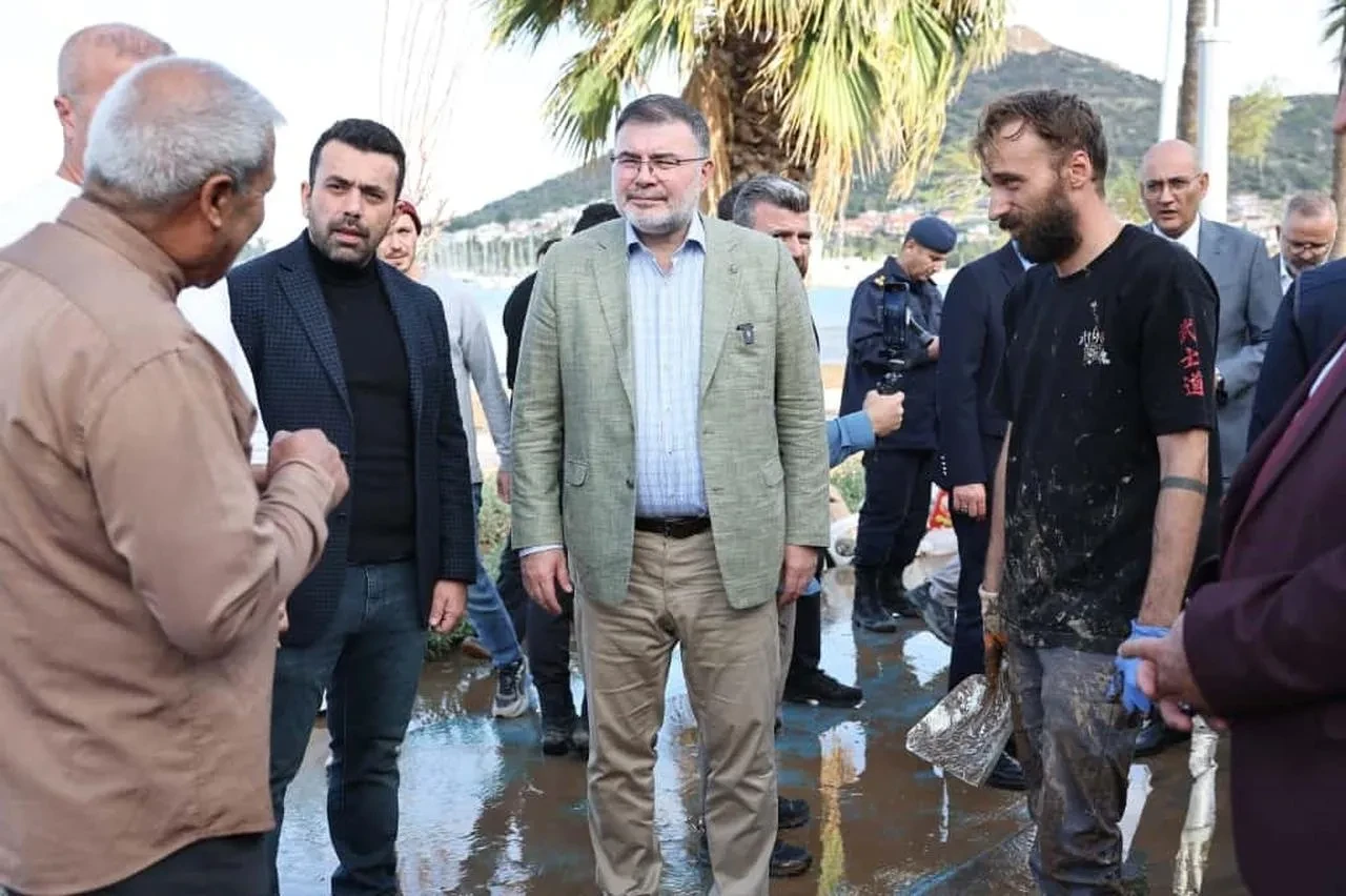 Bilal Saygılı Foça'daki sel mağdurlarına devlet yardımlarını açıkladı