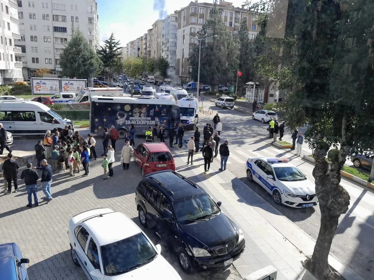 Çorum'da belediye otobüsü kamyona çarptı 22 öğrenci yaralandı