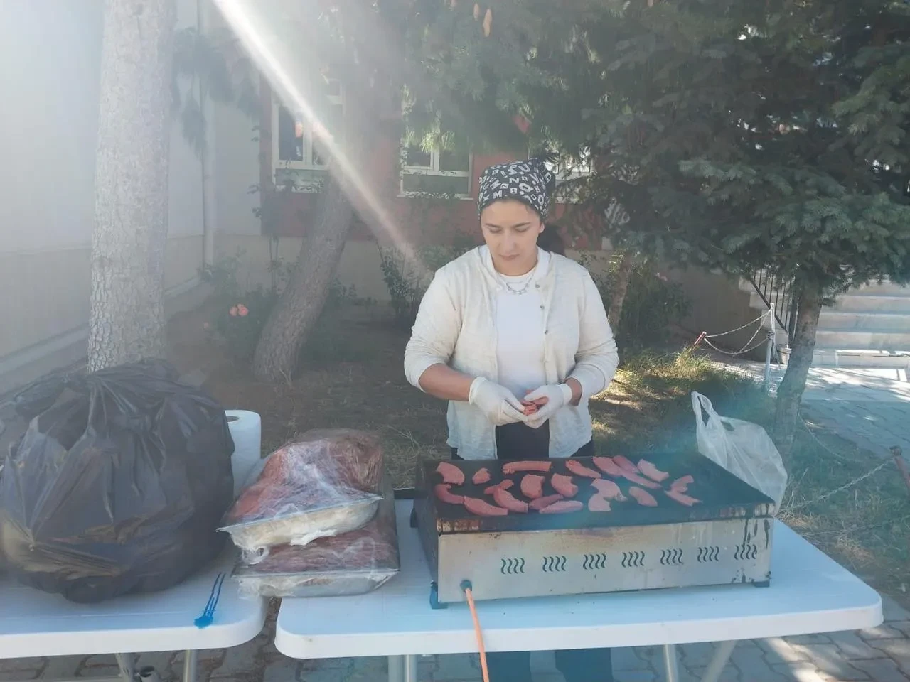 İhsaniye Beyköy Ortaokulu öğrencilerine sucuk ekmek etkinliği ile moral verdi