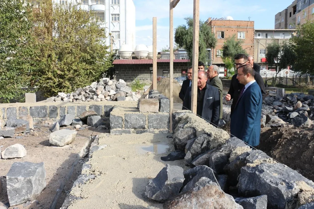 Cizre'deki Abdaliye Medresesi'nin tarihi duvarı aslına uygun restore ediliyor