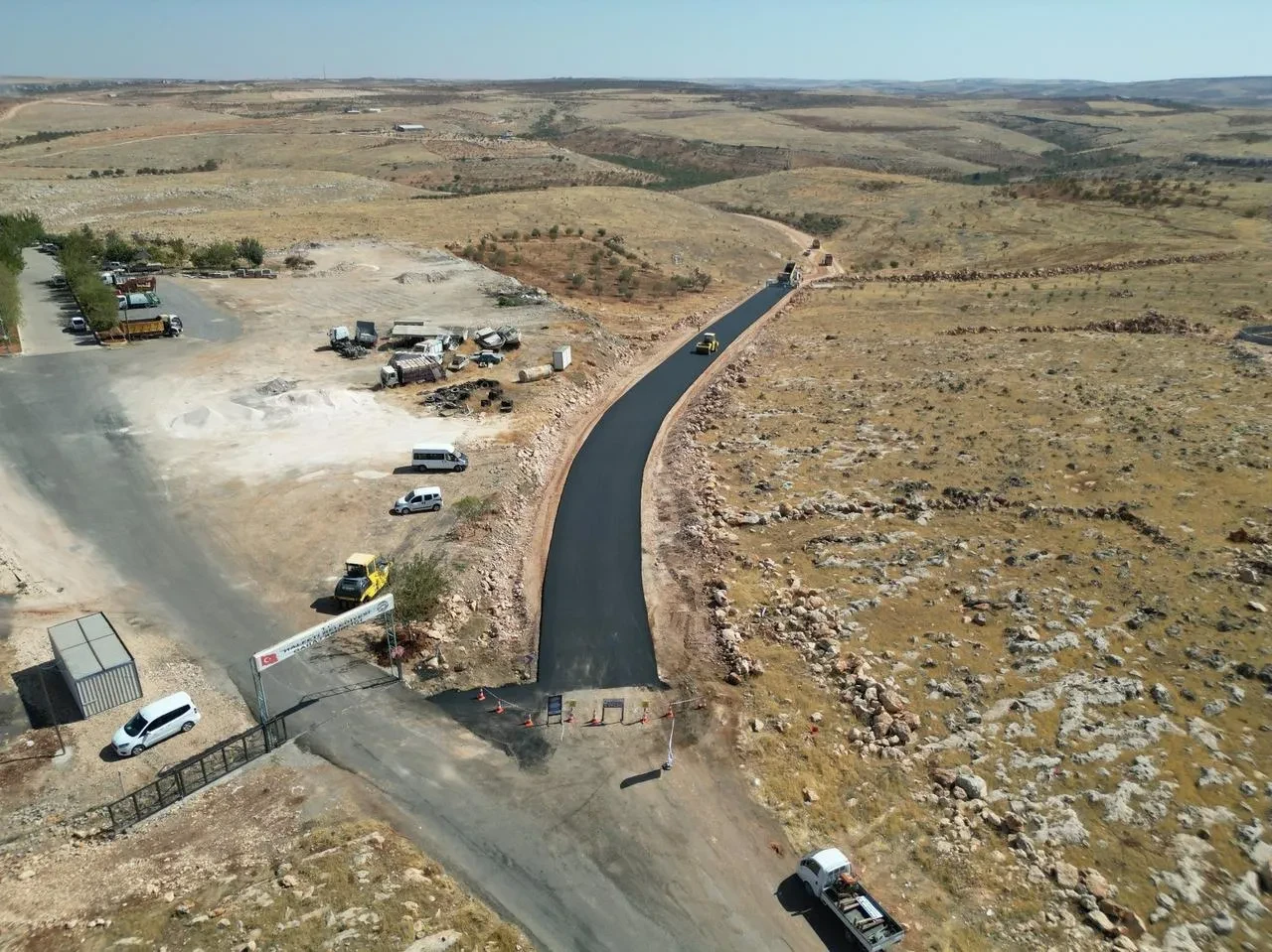 Şanlıurfa büyükşehir belediyesi halfeti bozova yolunda asfalt çalışmalarına başladı