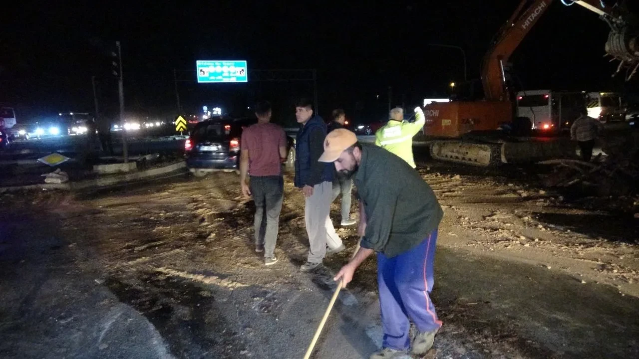Antalya'da odun yüklü kamyon devrildi trafik 3 saat durdu