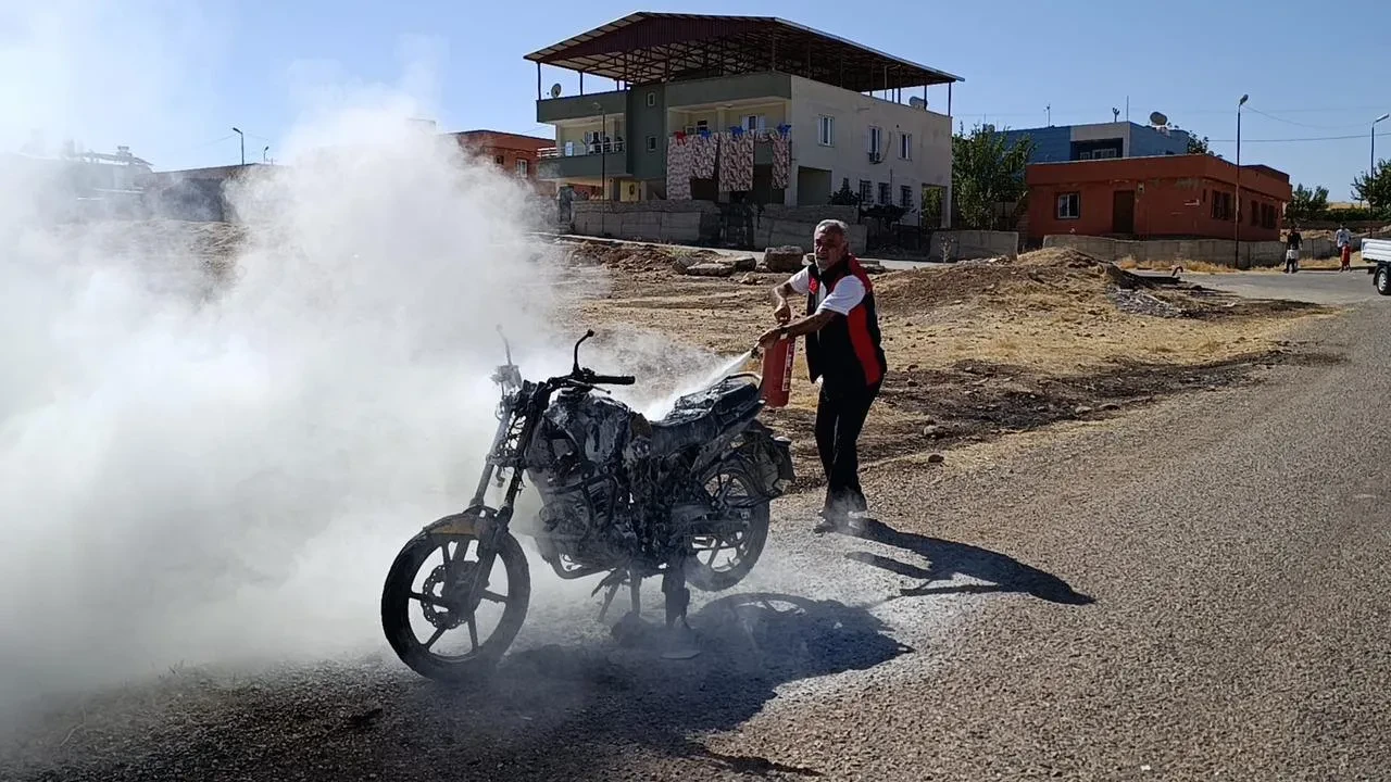 Siirt'te seyir halindeki motosiklet aniden alev alarak yandı