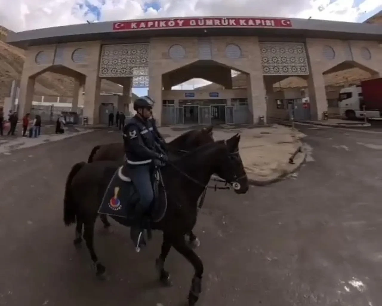Van Atlı Jandarma Timi Kapıköy Gümrük Kapısı'nda devriye görevi yapıyor