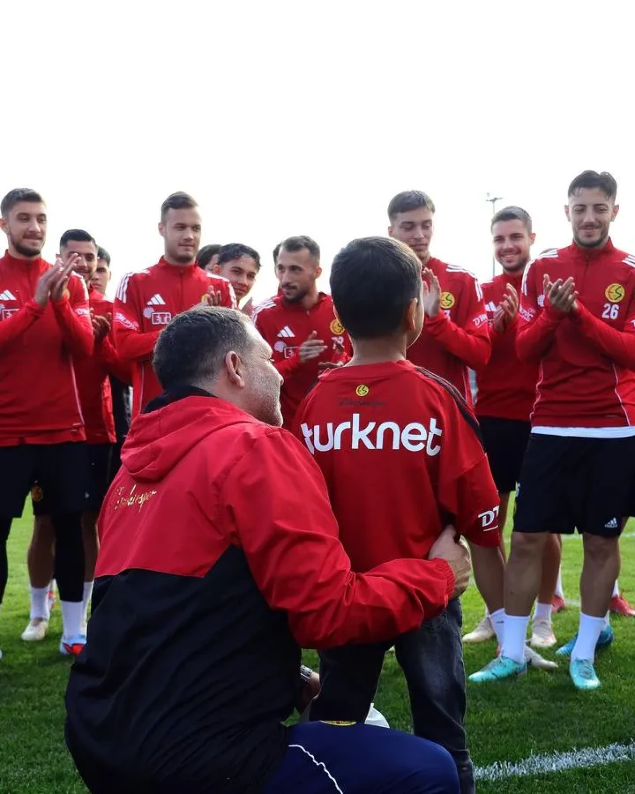 Hamit Özbek Eskişehirspor antrenmanını ameliyat sonrası görerek mutluluk yaşadı