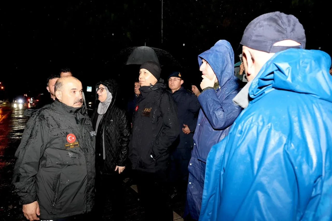 Bakan Yerlikaya Balıkesir'in Sındırgı ilçesinde deprem sonrası incelemelerde bulundu