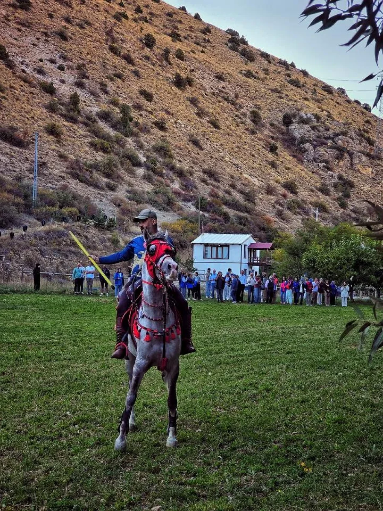 Belçikalı otomobil tutkunları Bayburt'ta cirit sporunu keşfetti