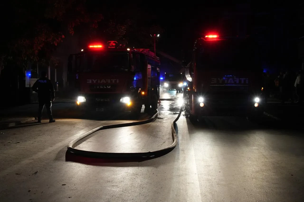 Edirne'de pastanede çıkan yangın mahalle sakinlerini panikletti