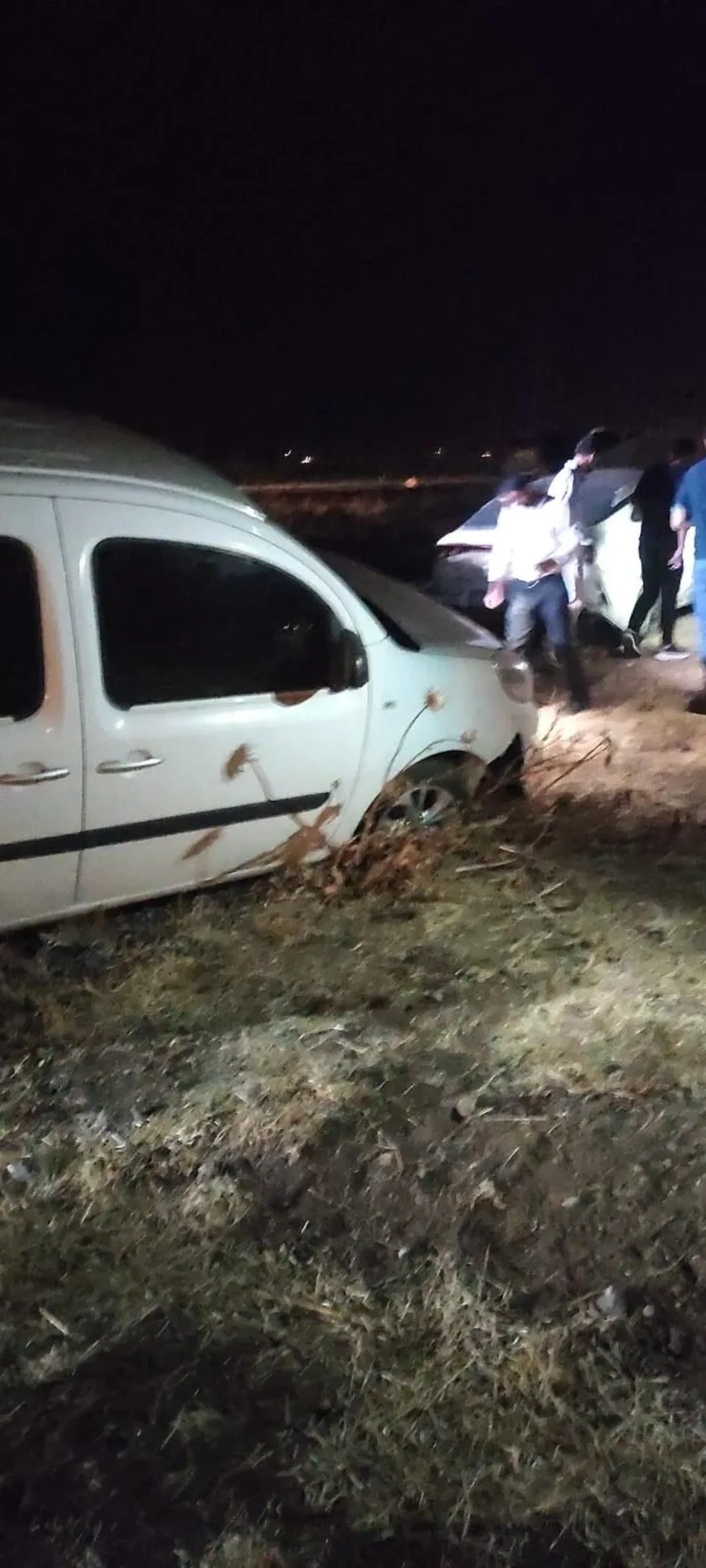 Şırnak’ta iki araç tarlaya uçtu sürücüler yara almadan kurtuldu