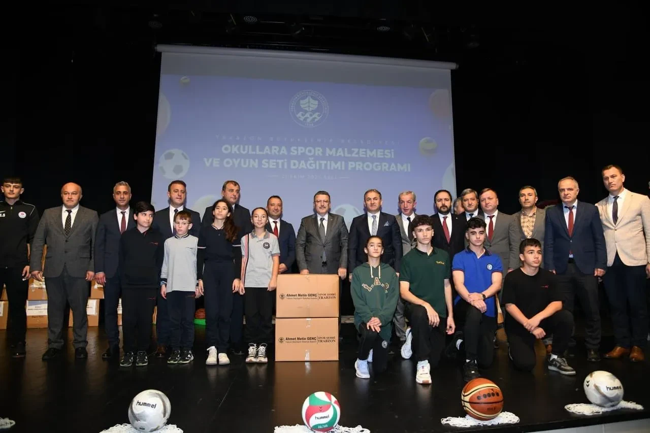 Trabzon Büyükşehir Belediyesi Okullara Spor Malzemesi Ve Oyun Seti Desteği Sağladı