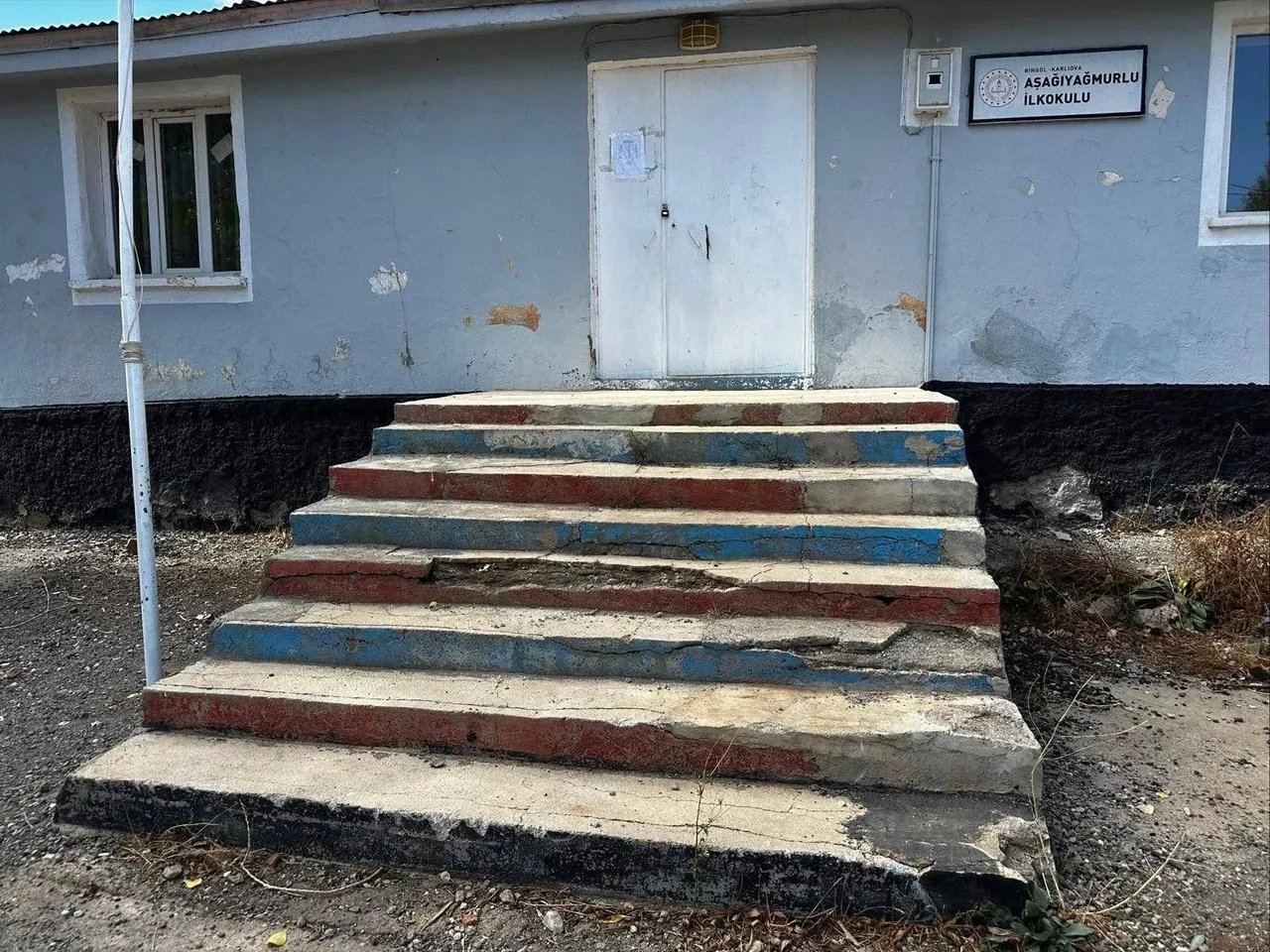 Bingöl’de Jandarma Ekipleri Okulun Bakım Ve Onarımını Gerçekleştirdi