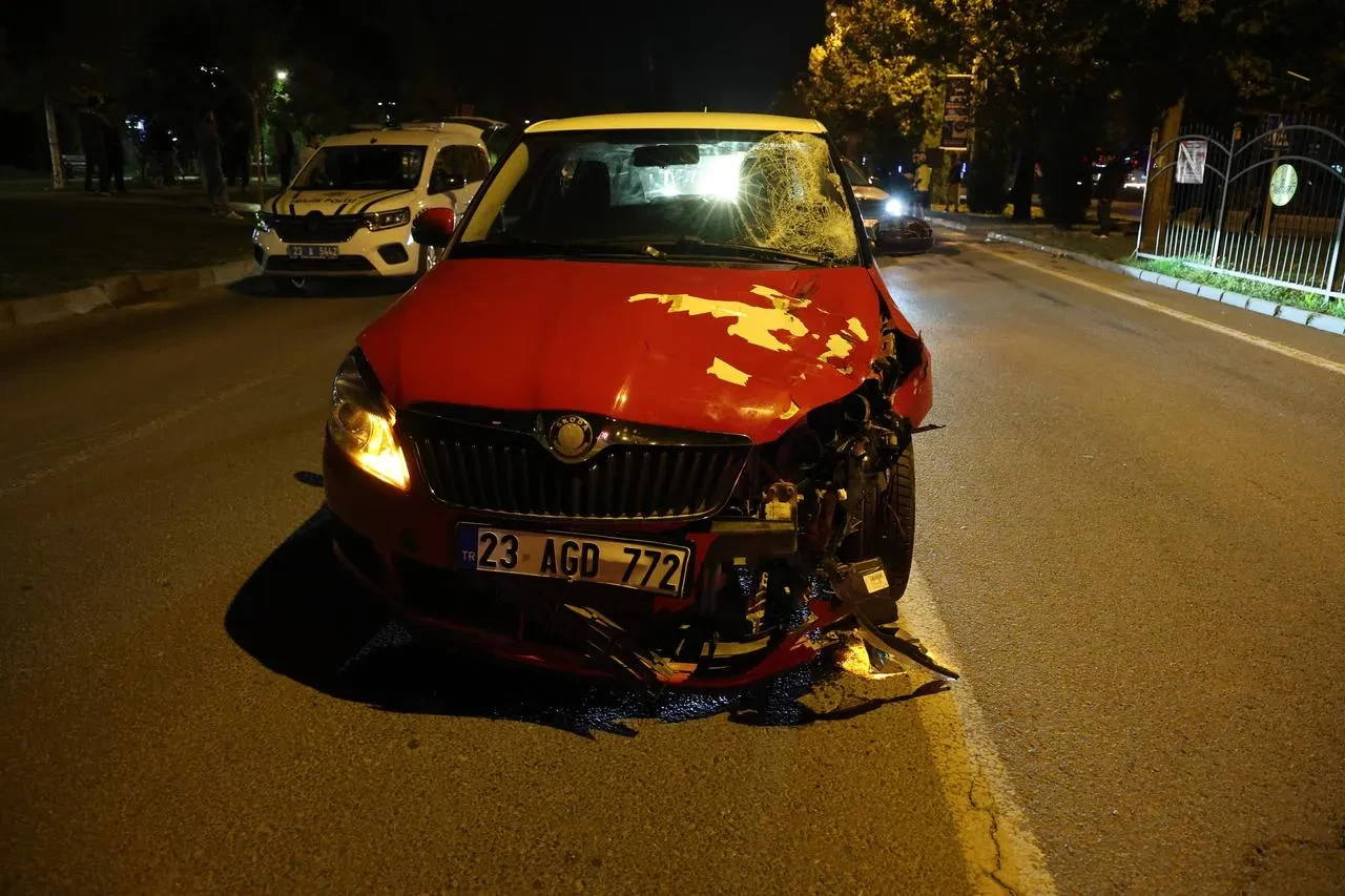 Elazığ'da otomobil yayalara çarptı iki kişi ağır yaralandı