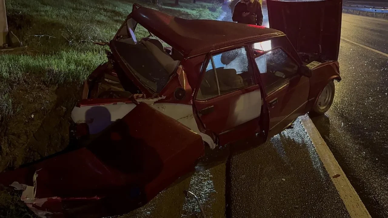 Kocaeli'de D-100 Karayolu'nda otomobil ters döndü sürücü yola fırladı