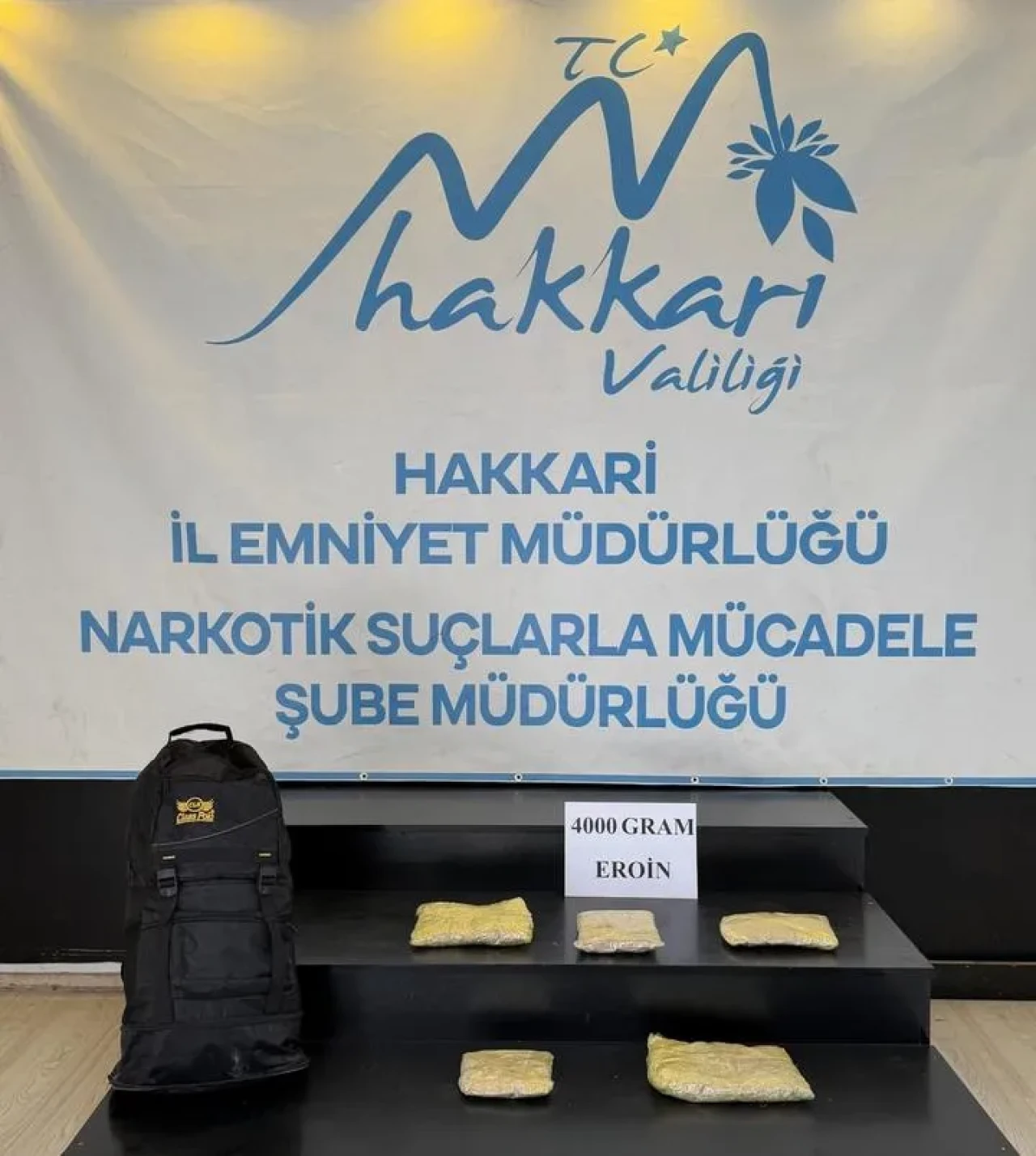 Hakkari'de polis ekipleri 43 kilogram uyuşturucu ele geçirdi ve 2 kişiyi