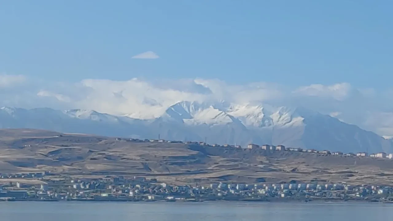Van’da soğuk hava etkisiyle dağ zirveleri karla kaplandı