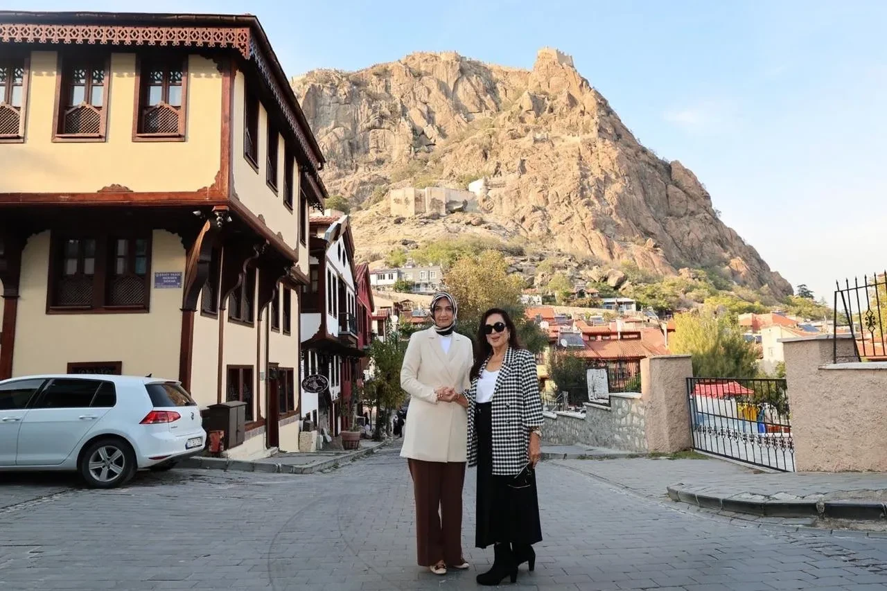 Türkan Şoray Afyonkarahisar’ın tarihi mekanlarını gezdi