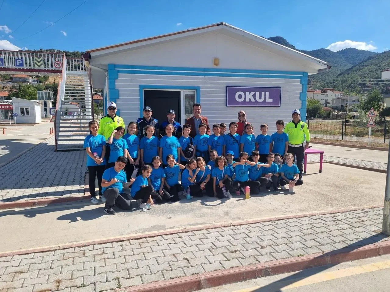 Burdur'un Bucak ilçesinde trafik polisleri öğrencilere eğitim verdi
