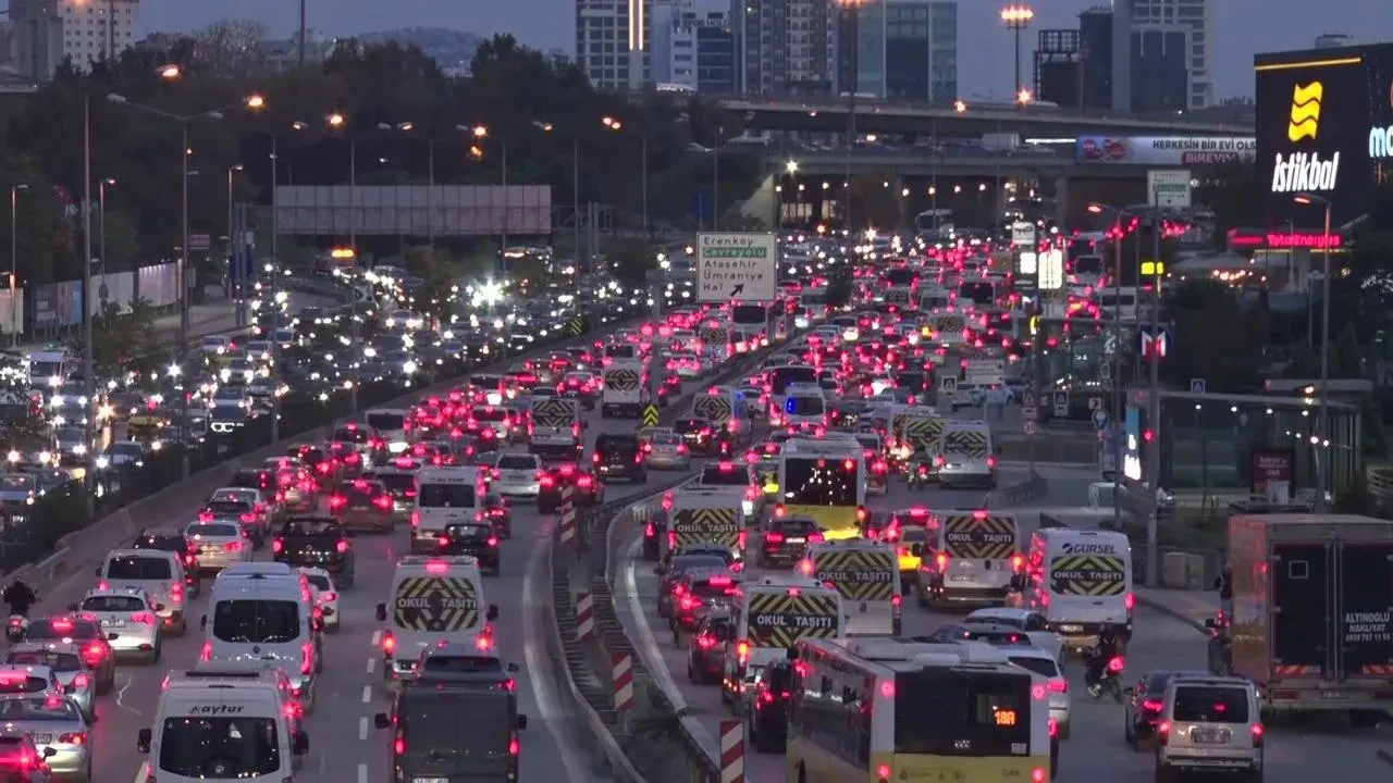 İstanbul'da haftanın ilk mesai gününde trafik yoğunluğu yüzde 74'e ulaştı