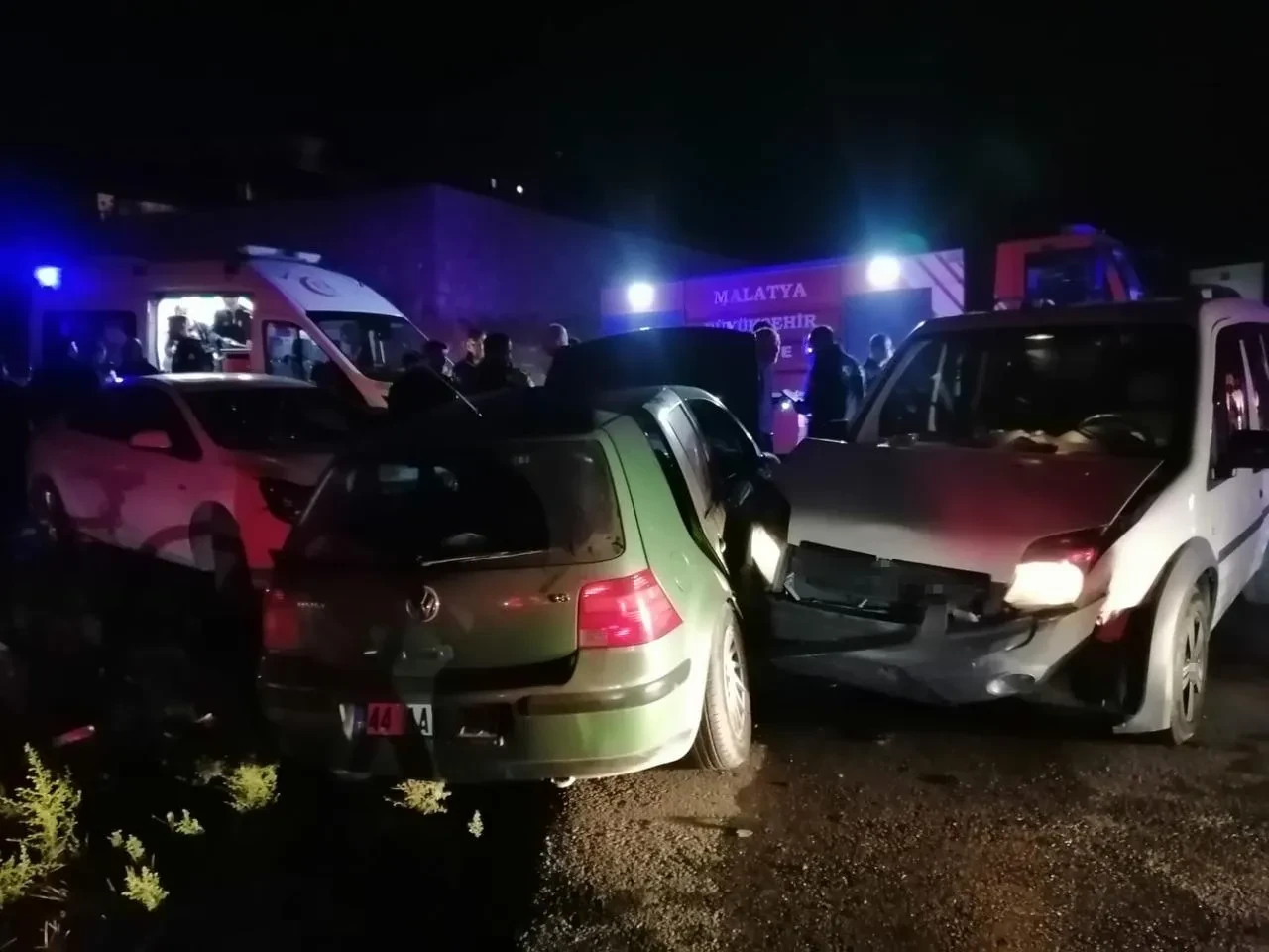 Malatya Yeşilyurt’ta üç aracın karıştığı kazada iki kişi yaralandı