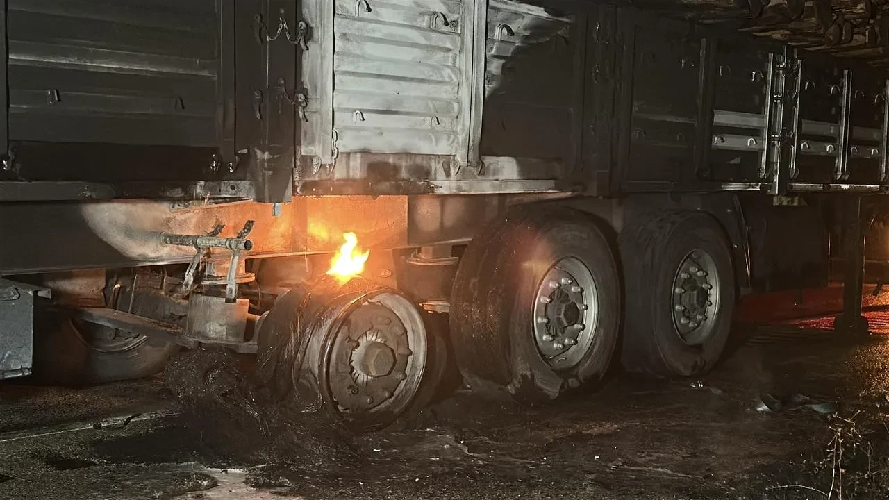 Kastamonu’da tomruk yüklü tırın yangını itfaiye tarafından söndürüldü