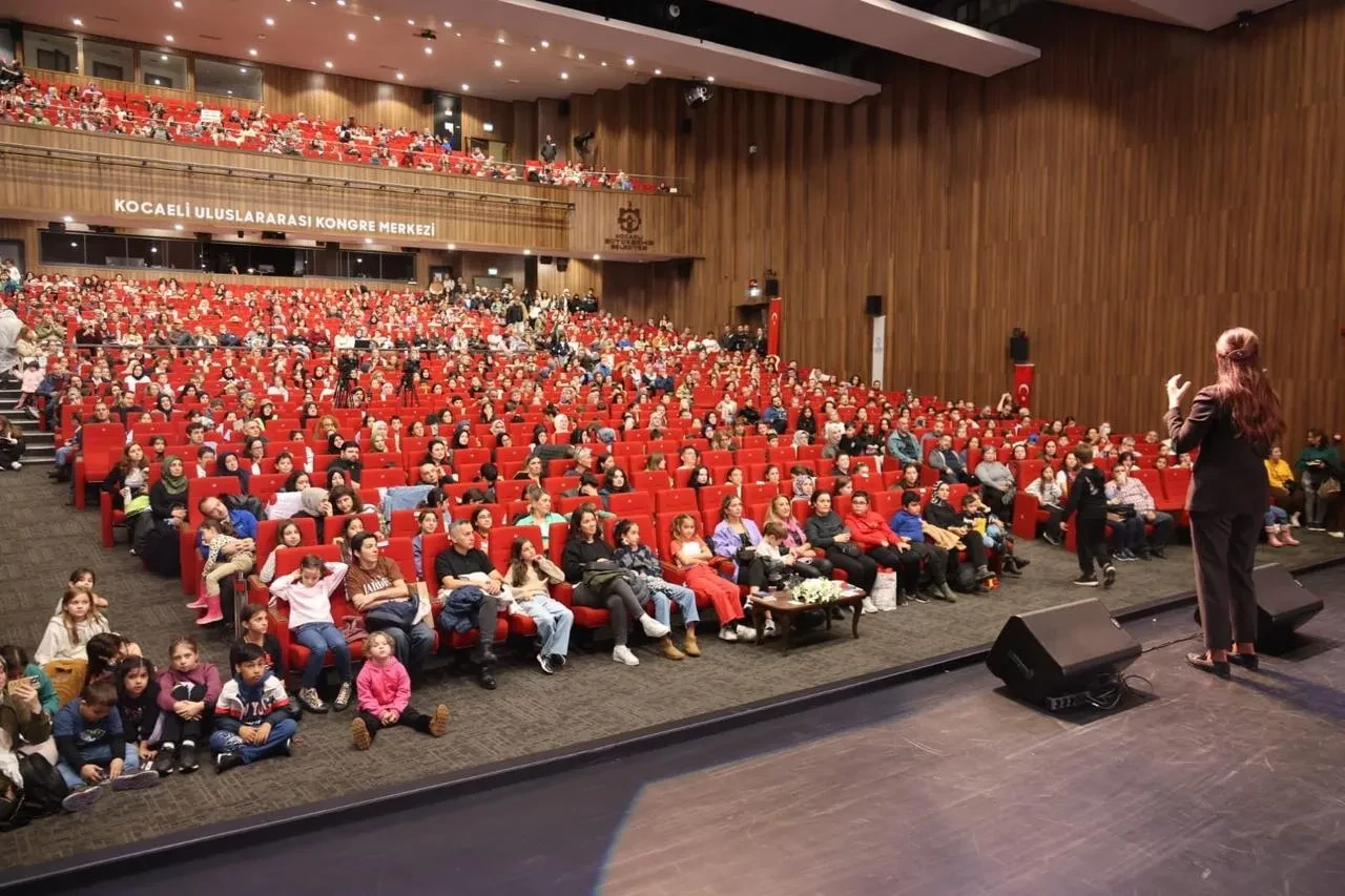 Şermin Yaşar Kocaeli Kitap Fuarı’nda Türkçe’nin özünü köylerde aradı