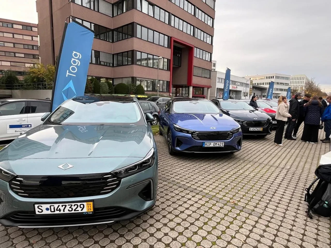 Togg Almanya'da ilk elektrikli araç teslimatlarını Stuttgart'ta yaptı