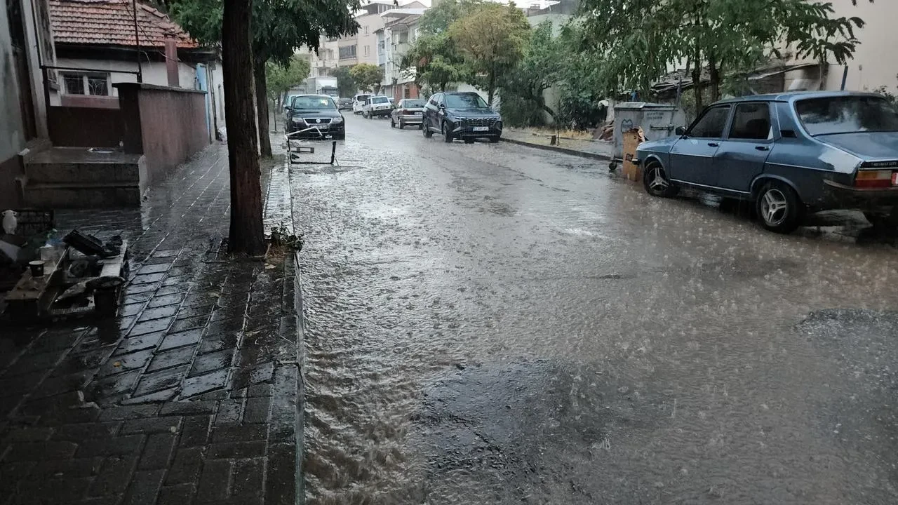 Sındırgı'da sağanak yağış hayatı olumsuz etkiledi