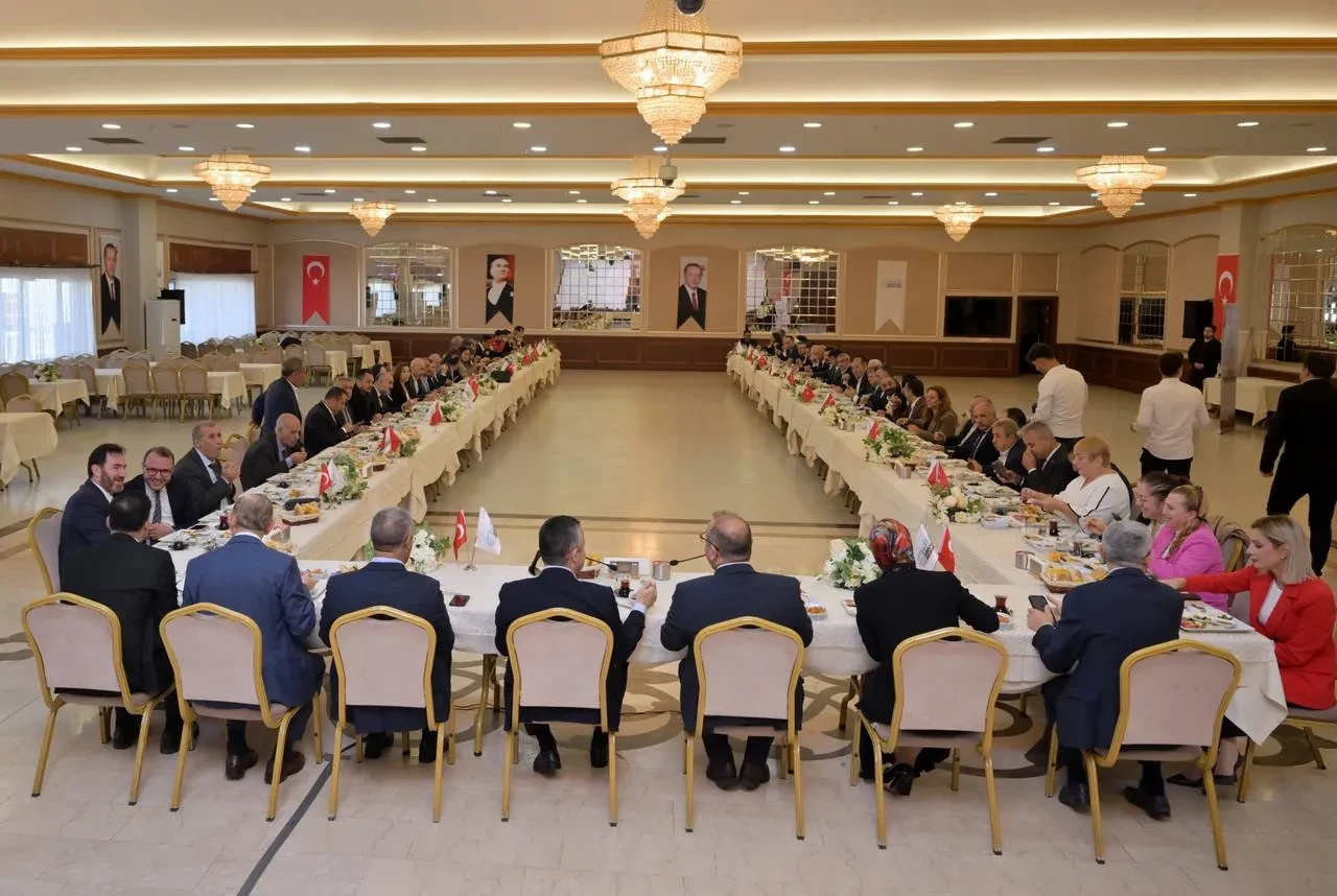 Esenyurt Belediye Başkan Vekili Can Aksoy muhtarlarla kahvaltıda buluştu