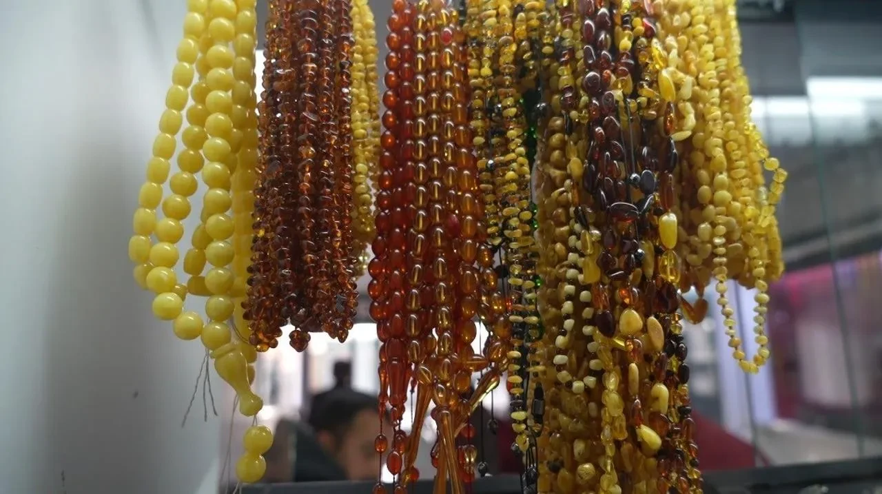 Erzincanlı Mehmet Aydın kuka meyvesinden tespih üretiyor