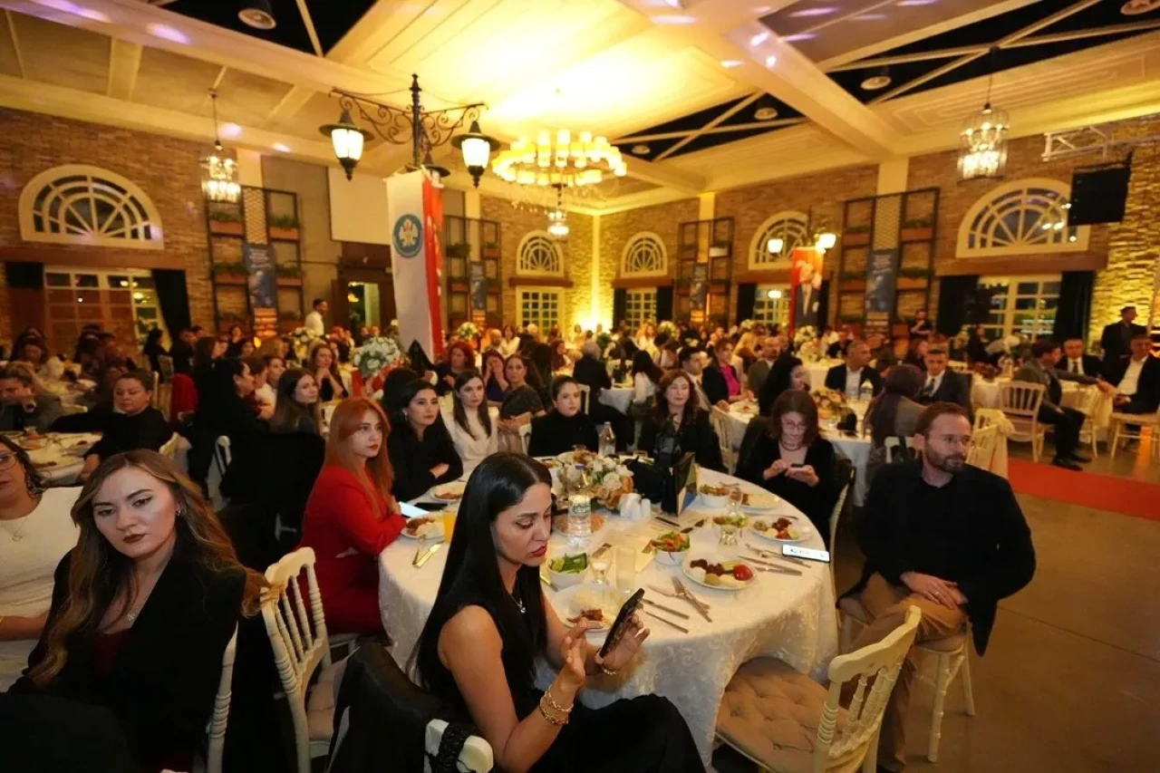 Manisa'da öğretmenlere maaş zammı ve ulaşım indirimi müjdesi verildi