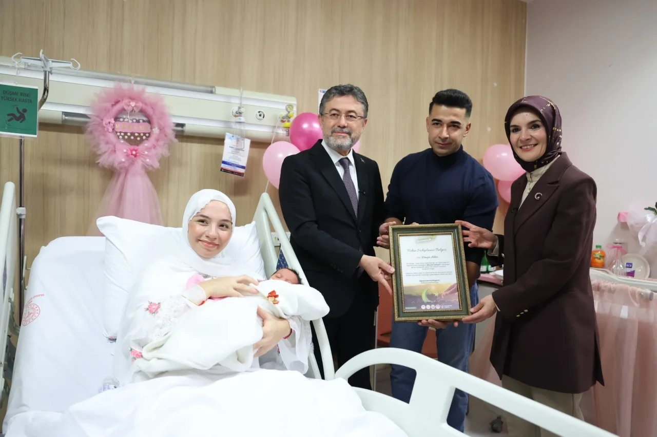 Ankara'da yeni doğan bebekler için fidan dikim sertifikaları ailelere teslim edildi