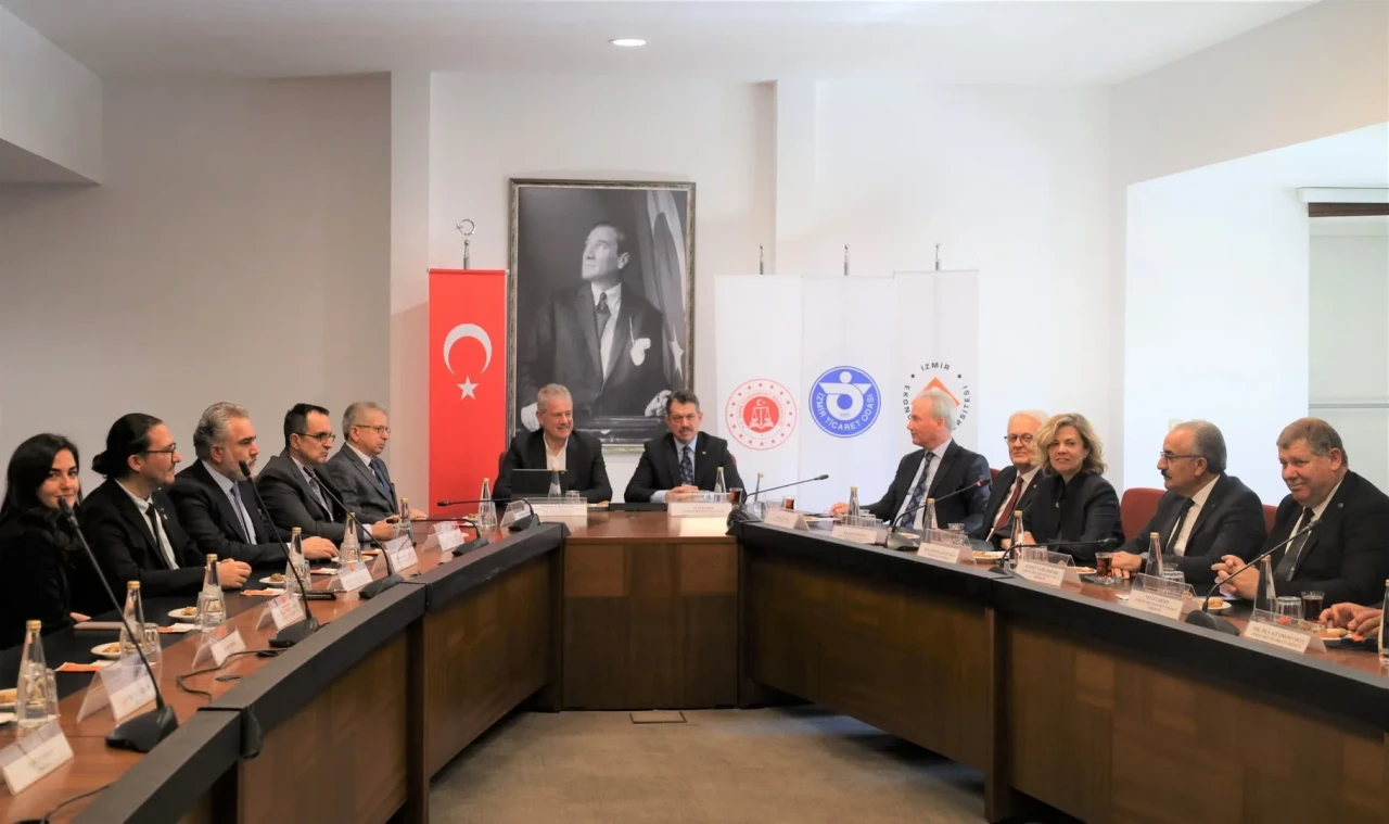 İzmir Ekonomi Üniversitesi'nde aile mahkemeleri hukuk kliniğini tamamlayan öğrenciler sertifikalarını aldı