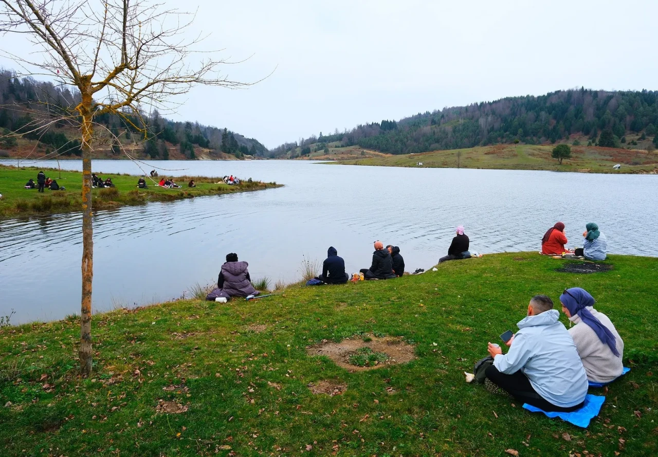 Sakarya'da sonbahar doğa yürüyüşleri Karagöl ve Acelle Yaylası'nda devam etti