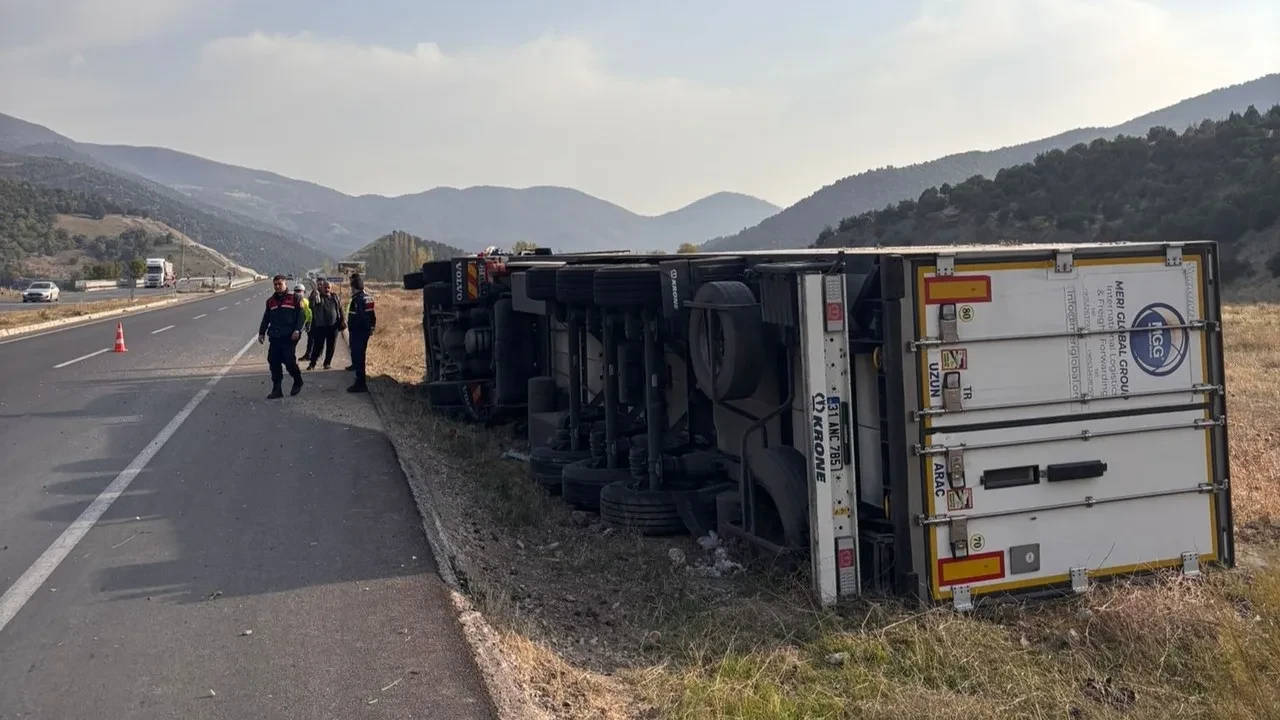 Amasya'da trafik polisi kaza sonrası yola saçılan cam kırıklarını fırçayla temizledi
