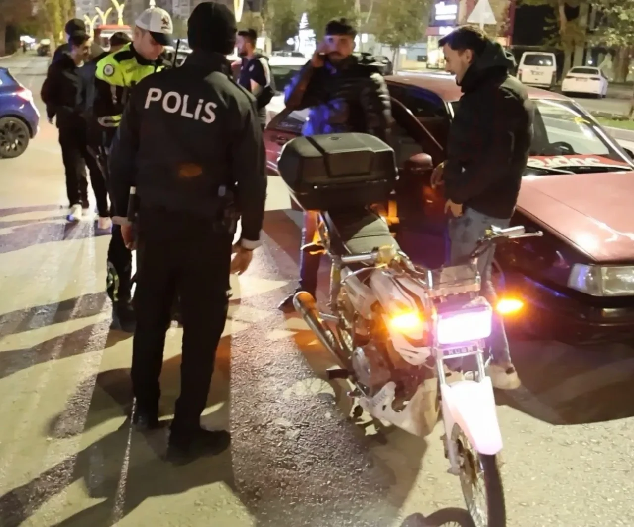 Aksaray'da standart dışı ışıklı ve abartılı egzozlu motosiklet sürücüsüne 13 bin 776 lira