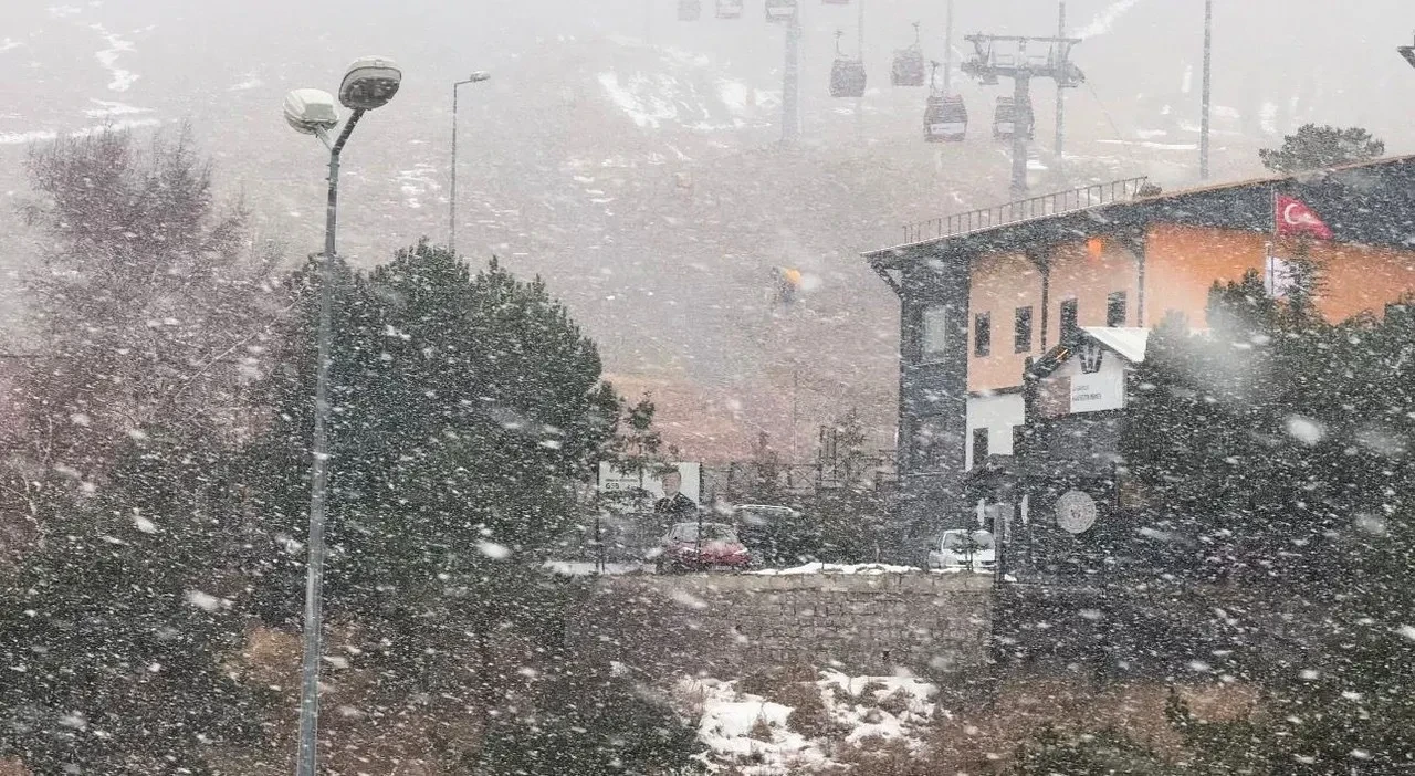 Erciyes'te kar yağışı turizmcileri sevindirdi