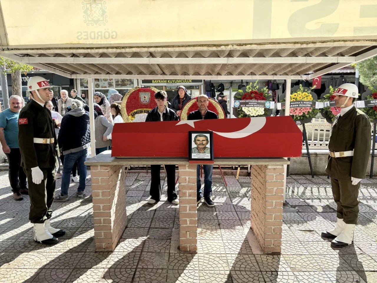 Manisa'da Kıbrıs Gazisi Hasan Hüseyin Çin son yolculuğuna askeri törenle uğurlandı