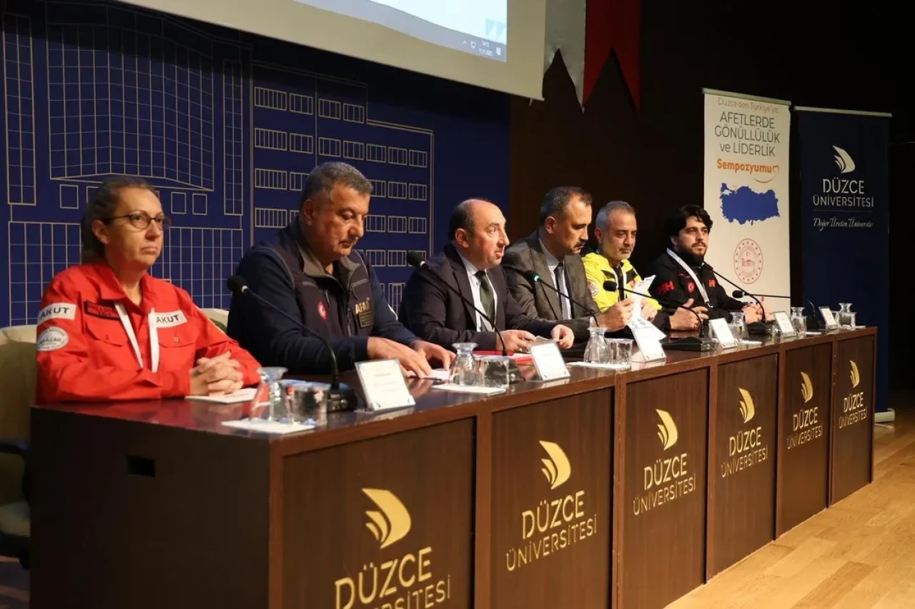 Düzce'de afetlerde gönüllülük ve liderlik sempozyumu düzenlendi