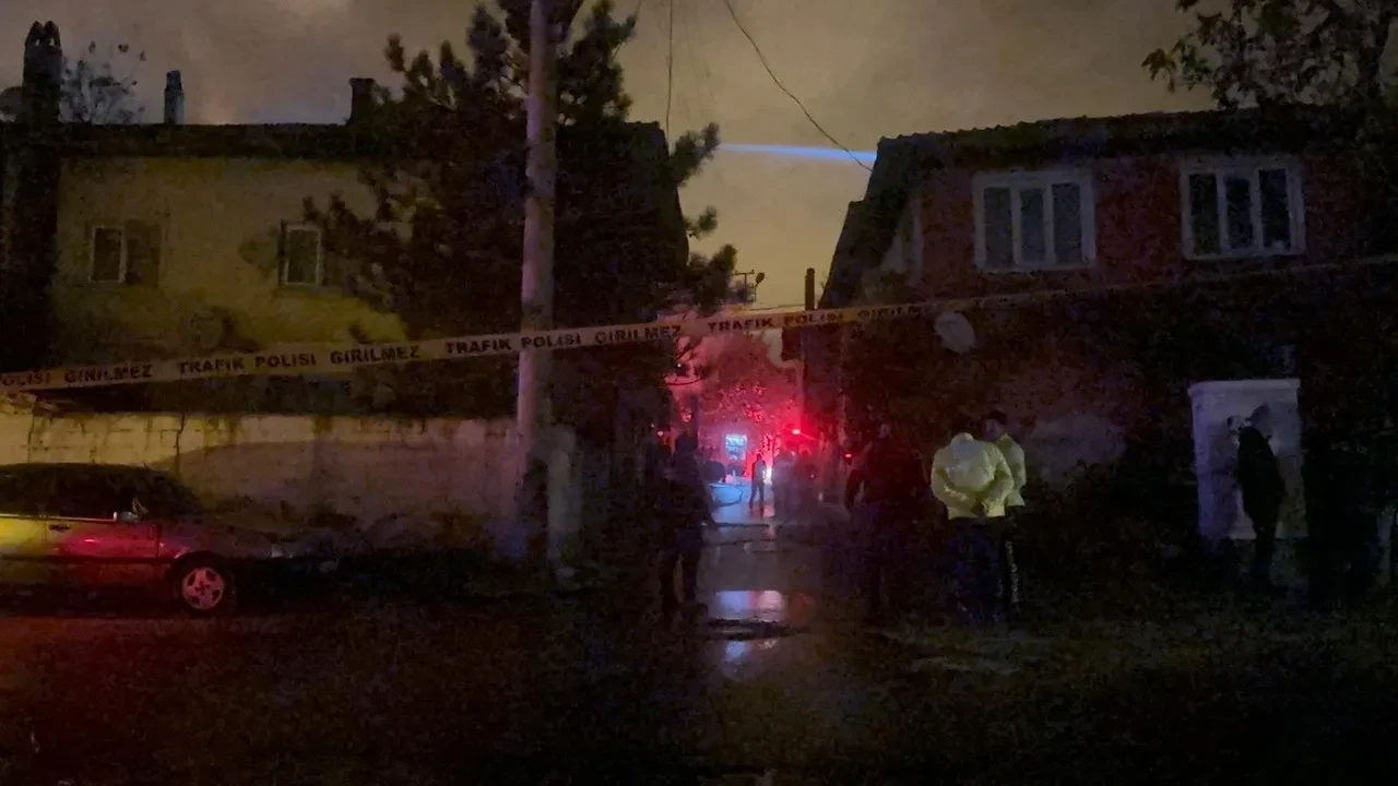 Çankırı'da çıkan yangında iki ev alevlere teslim oldu