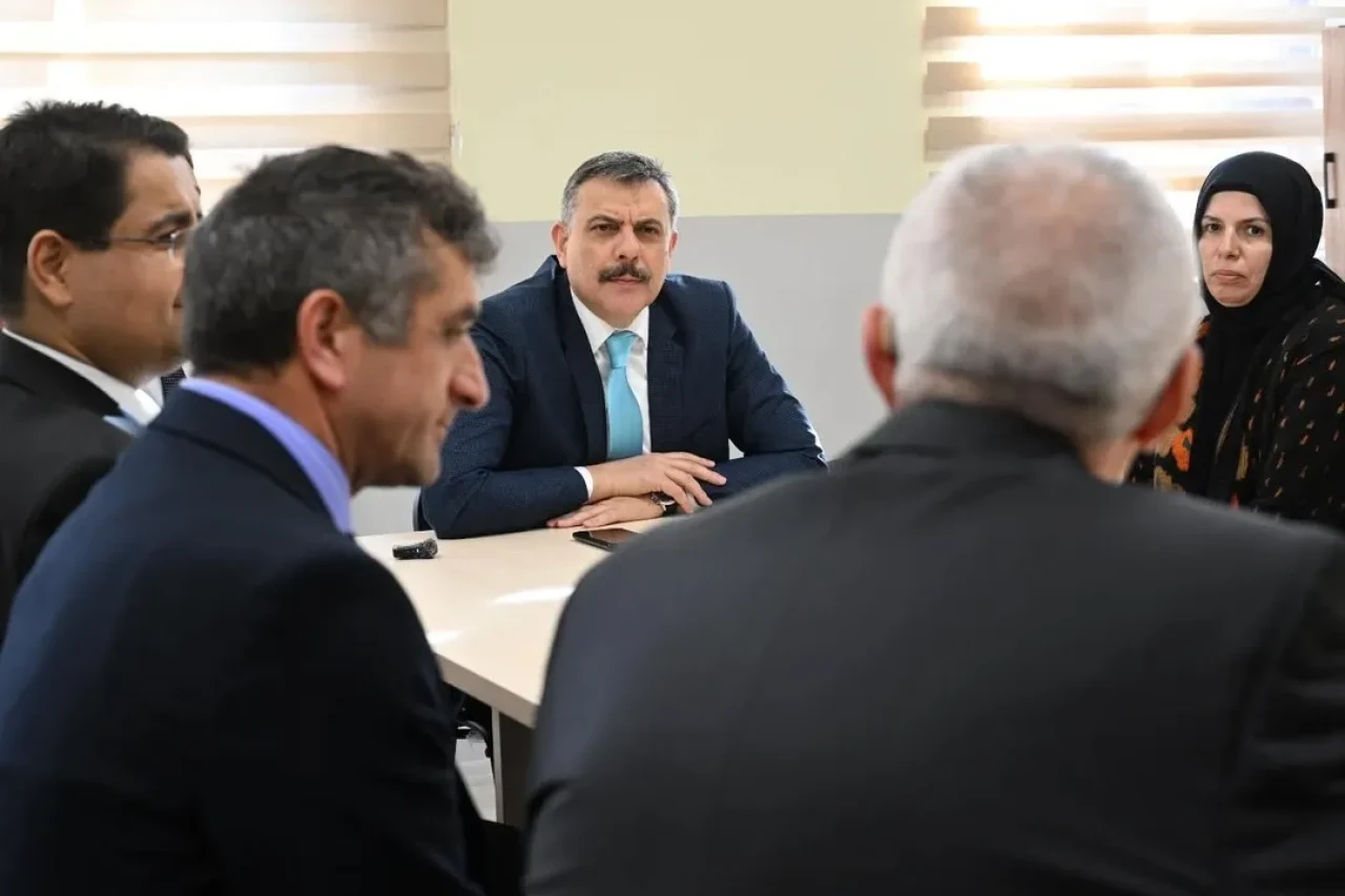 Erzurum Valisi Mustafa Çiftçi Şehit Taha Nergiz İlkokulu'nda öğrenci ve öğretmenlerle bir araya