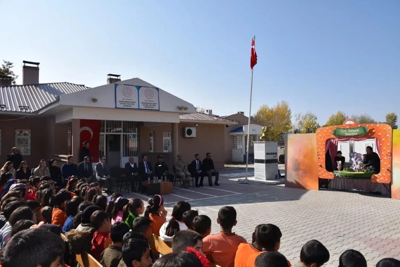 Van’da İpekyolu’ndaki öğrenciler tiyatro müzik ve ebruyla buluştu